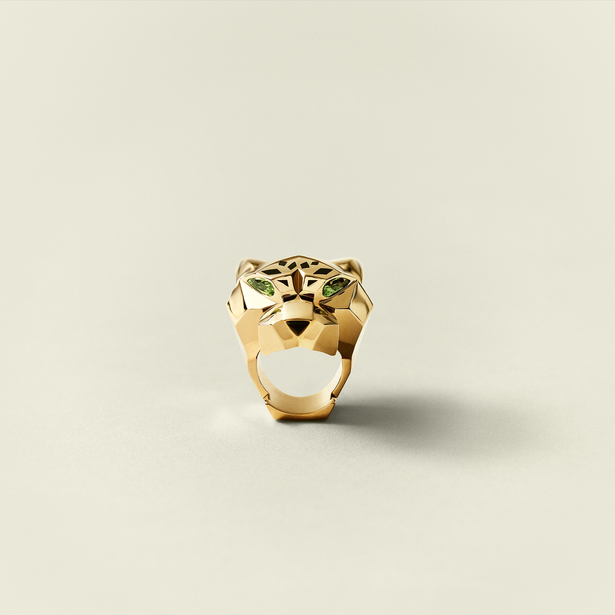 Panthère de Cartier ring, yellow gold, black lacquer, peridots, onyx