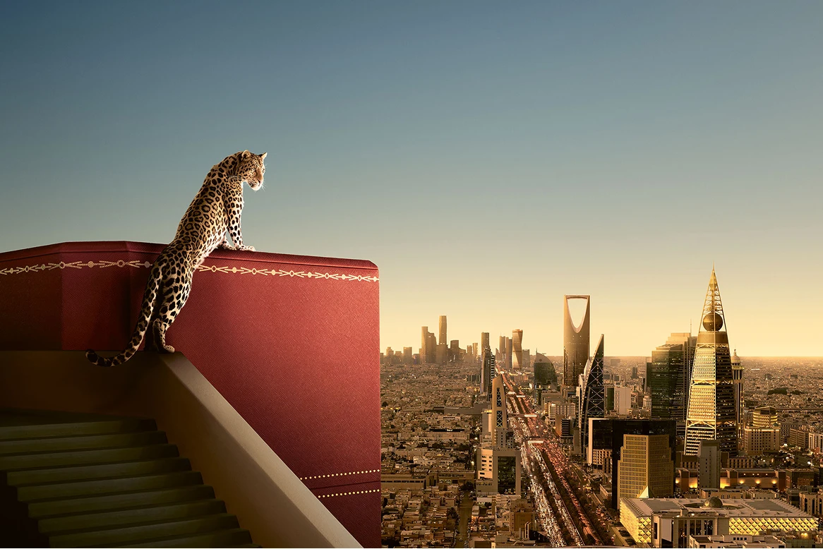 Next stop: the spectacular Riyadh, as the Panther overlooks the urban panorama from atop the Maison’s famous red box